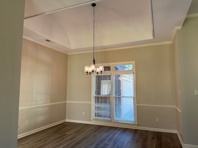 spare room with dark hardwood / wood-style flooring, ornamental molding, and an inviting chandelier