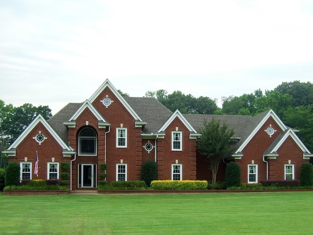 view of front facade with a front lawn