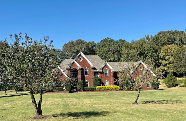 view of front facade featuring a front yard