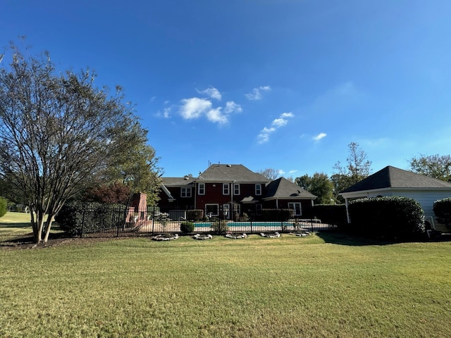 view of yard featuring a pool