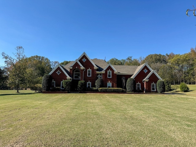 view of front of home featuring a front yard