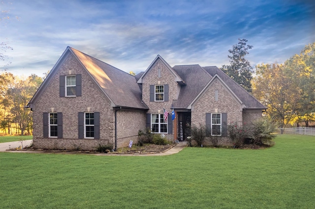 view of front facade featuring a front lawn