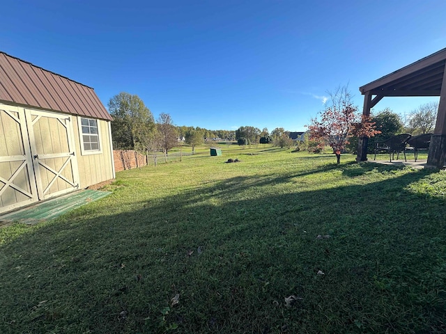 view of yard featuring a storage unit