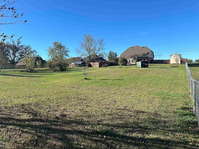 view of yard with an outdoor structure