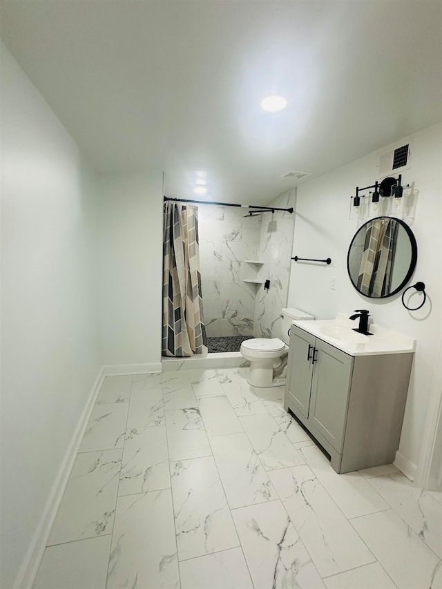 bathroom with a shower with shower curtain, vanity, and toilet