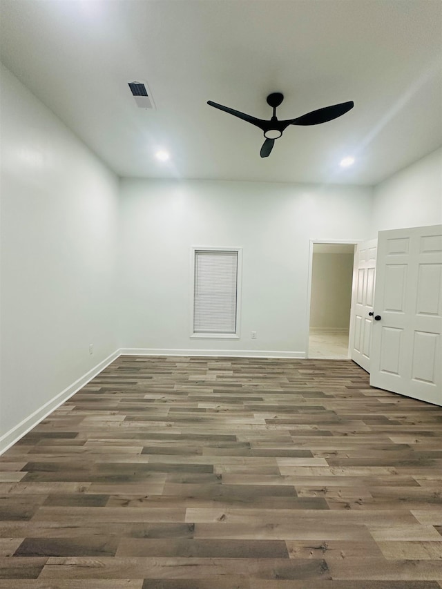 unfurnished room featuring dark hardwood / wood-style flooring and ceiling fan