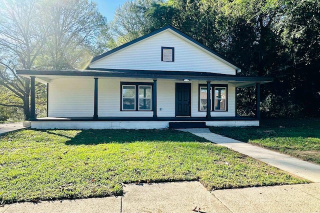 view of front facade featuring covered porch and a front yard