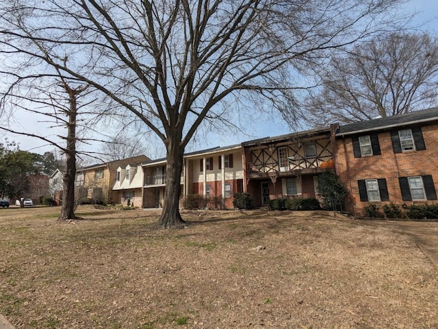 view of front of property featuring a front lawn