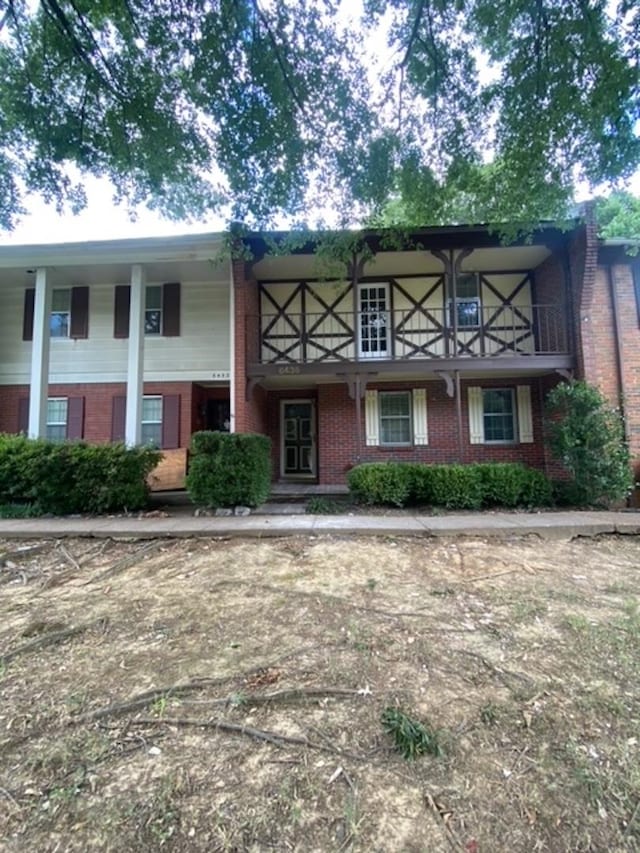 view of front of house with a balcony