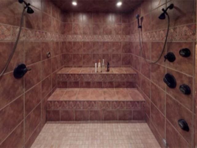 bathroom featuring tiled shower