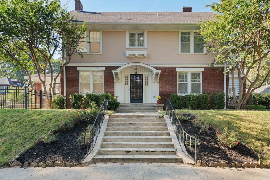 view of front of property with a front yard