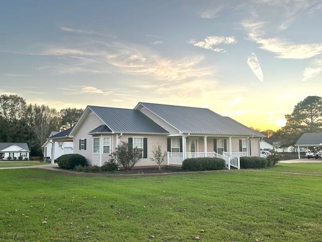 view of front of home featuring a lawn and covered porch