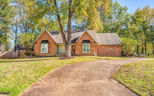 view of front of home featuring a front yard