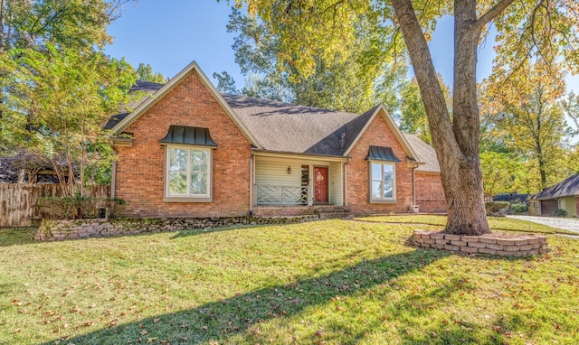 view of front of home featuring a front yard