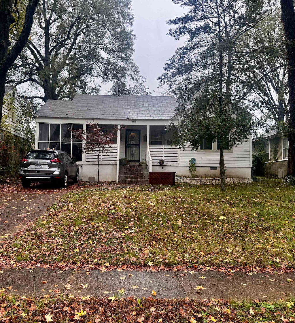 view of front of house featuring a front lawn