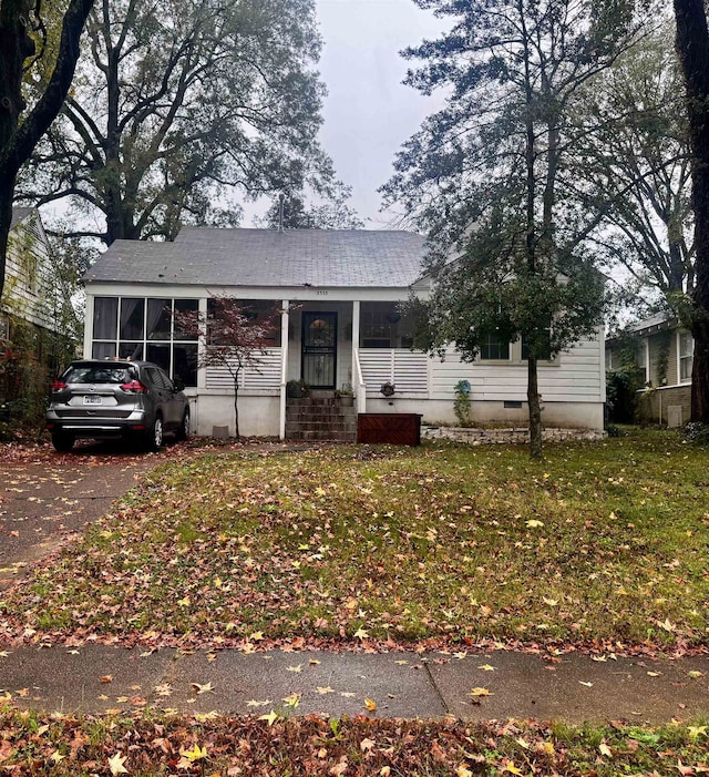 view of front of house with a front lawn