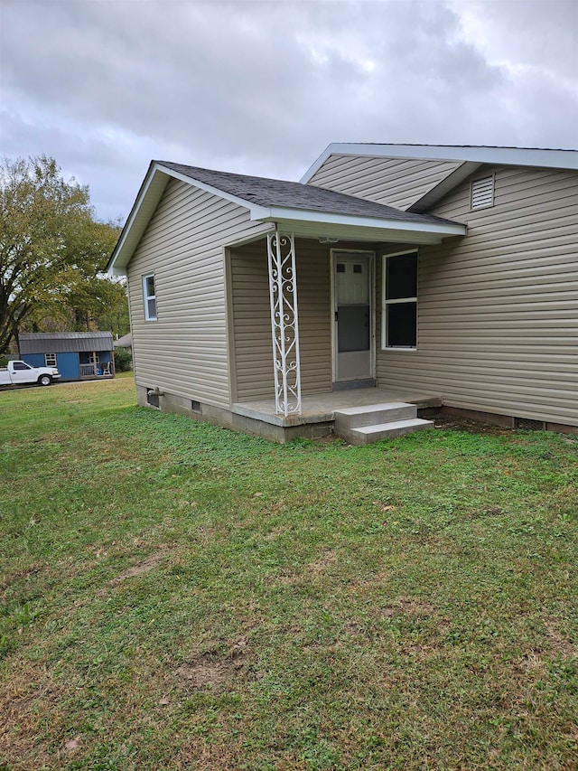 view of front of home with a front lawn