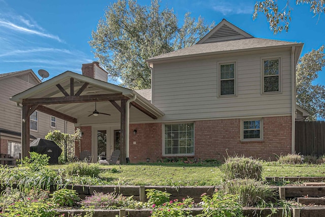 view of front of home featuring a front yard and ceiling fan