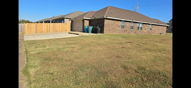 view of yard featuring a patio