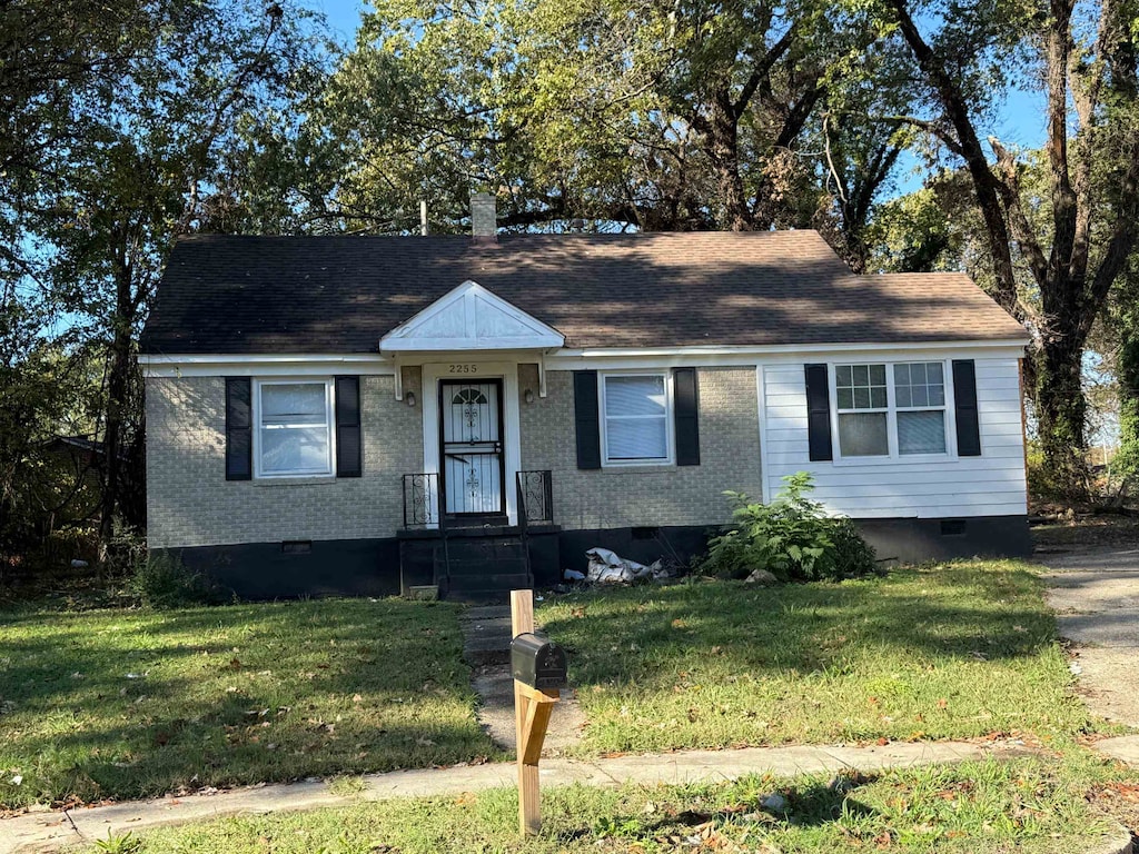 view of front facade with a front lawn