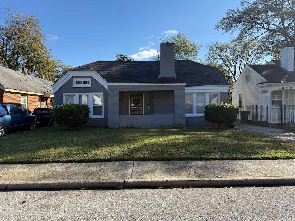 view of front of property featuring a front lawn