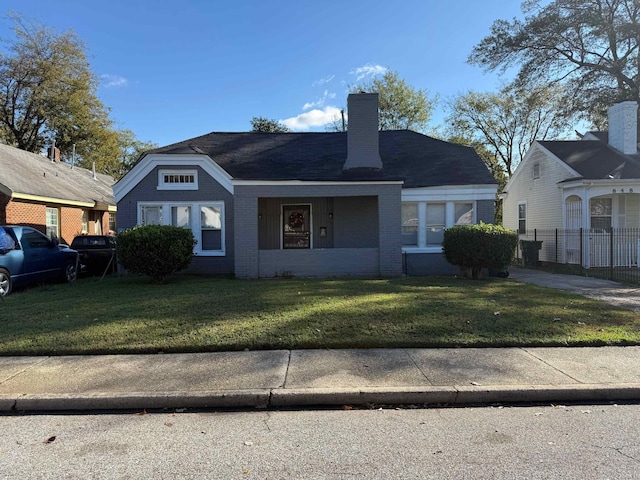 view of front of property featuring a front lawn