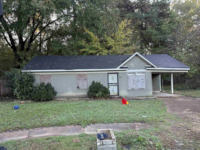 view of front of property with a carport and a front yard