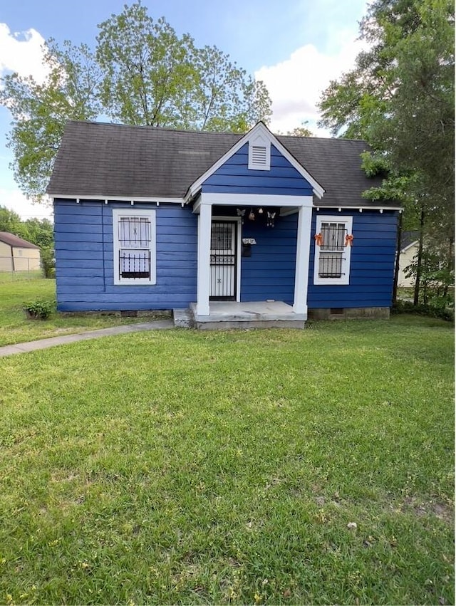 view of front of property with a front lawn