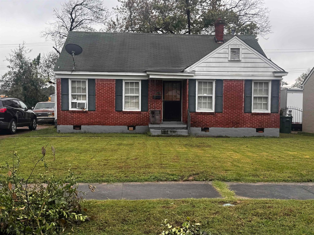 view of front facade featuring cooling unit and a front lawn