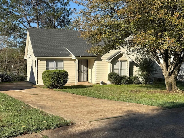 view of front facade with a front yard