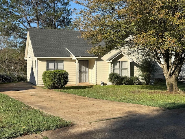 view of front facade with a front yard