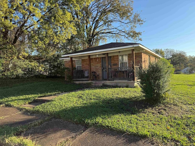 view of front of house featuring covered porch and a front lawn