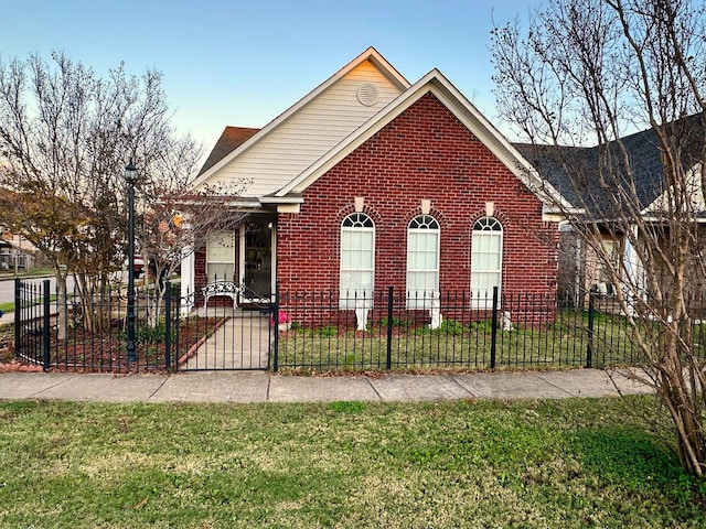 view of front facade featuring a front lawn