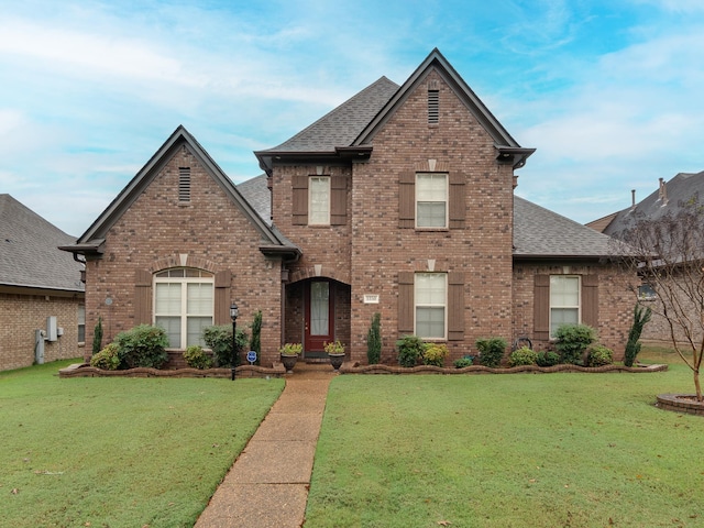 front facade featuring a front yard