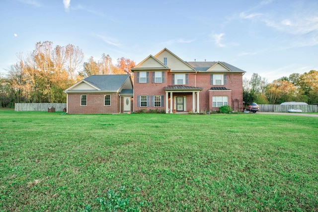 view of front of property featuring a front lawn