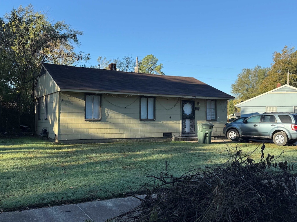 view of front of property featuring a front lawn