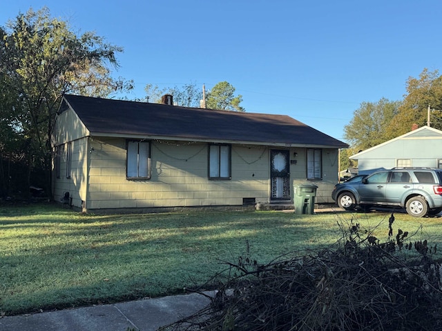 view of front of property featuring a front lawn