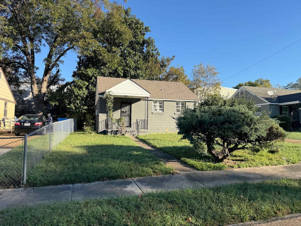 bungalow featuring a front yard