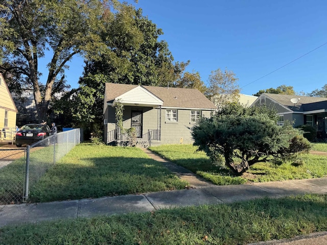 bungalow featuring a front yard