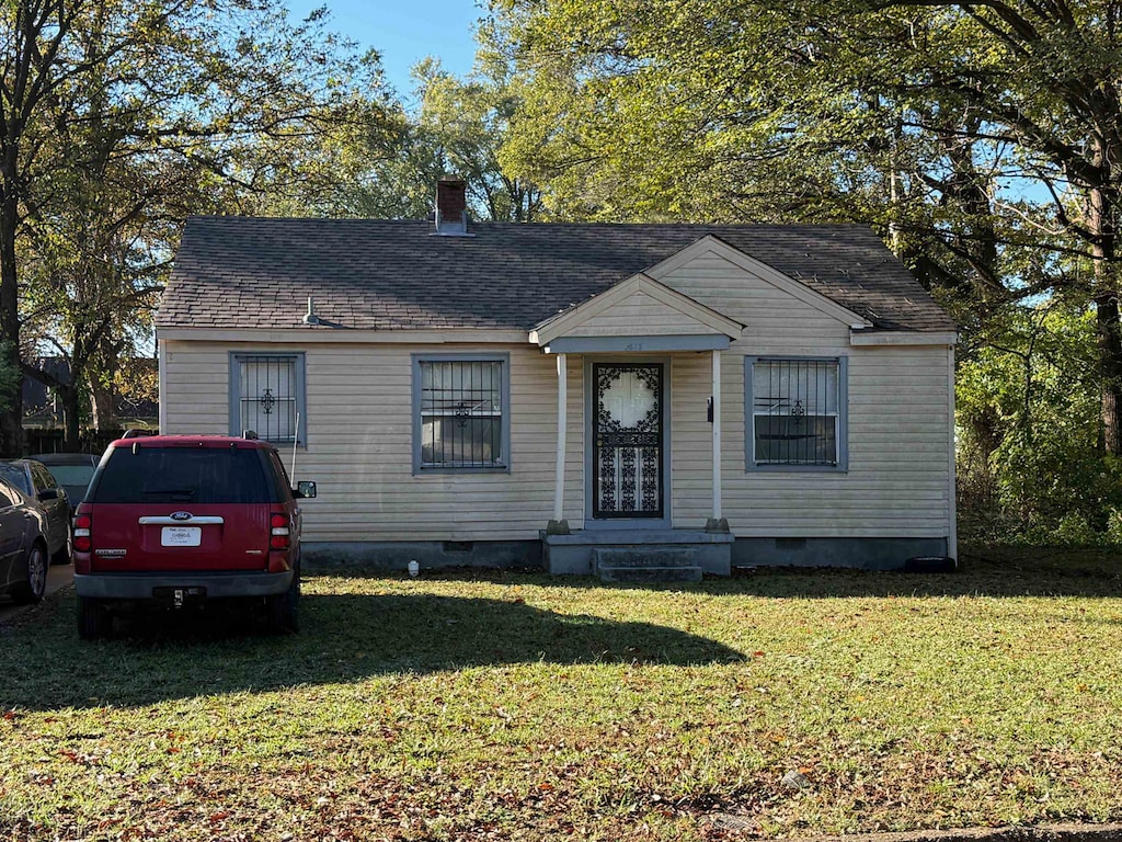 view of front of property featuring a front lawn