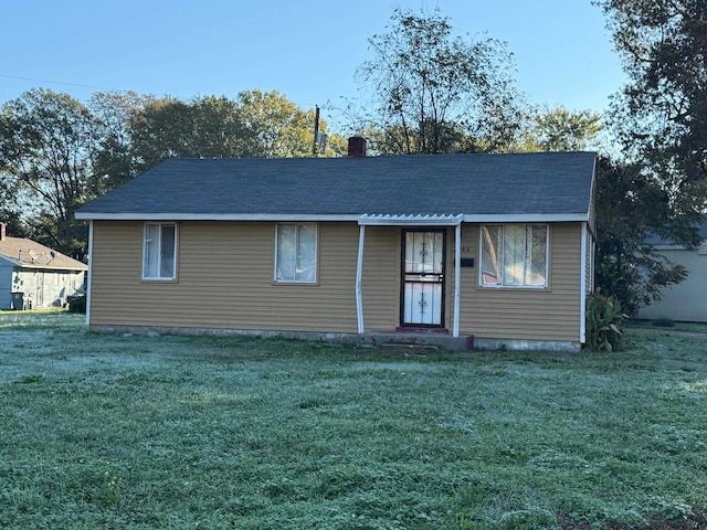 view of front facade featuring a front yard