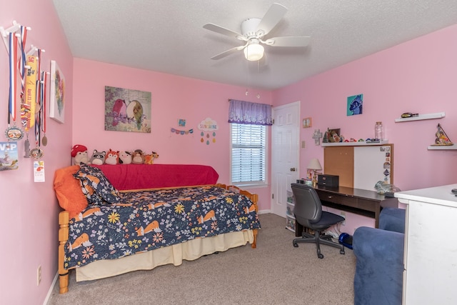 bedroom featuring carpet flooring, a textured ceiling, and ceiling fan