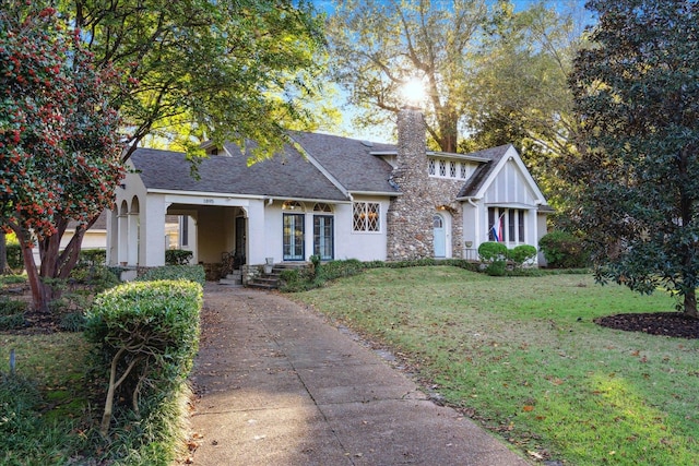 view of front of house with a front lawn