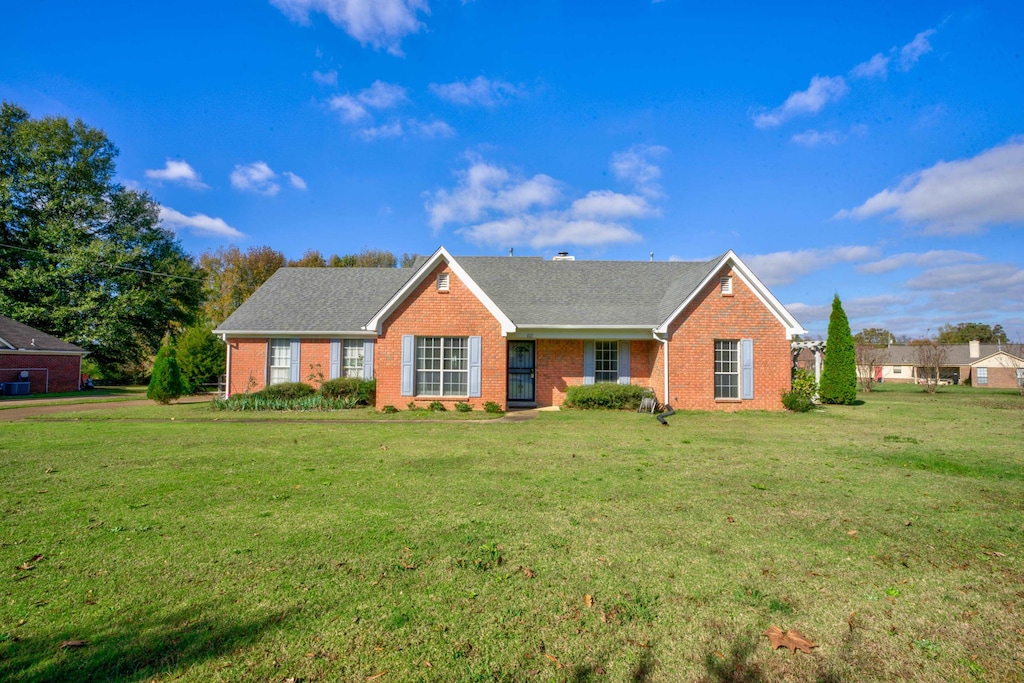 ranch-style home featuring a front lawn