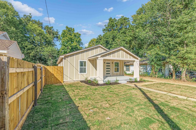 view of front of property featuring a front yard and covered porch