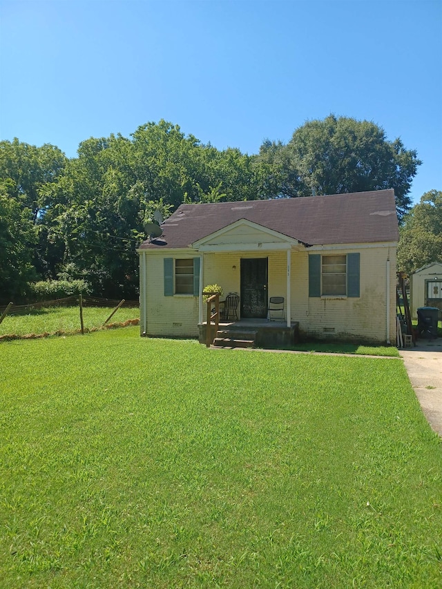 view of front of home featuring a front lawn