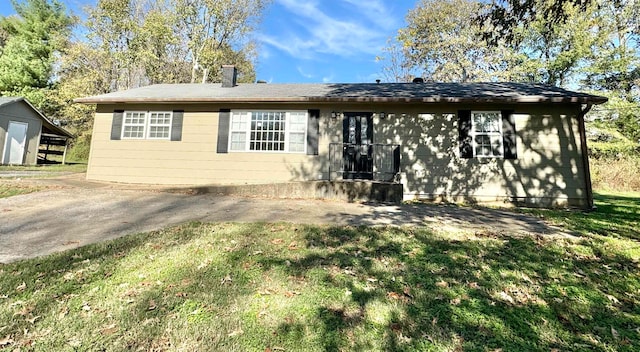 ranch-style home with a front lawn