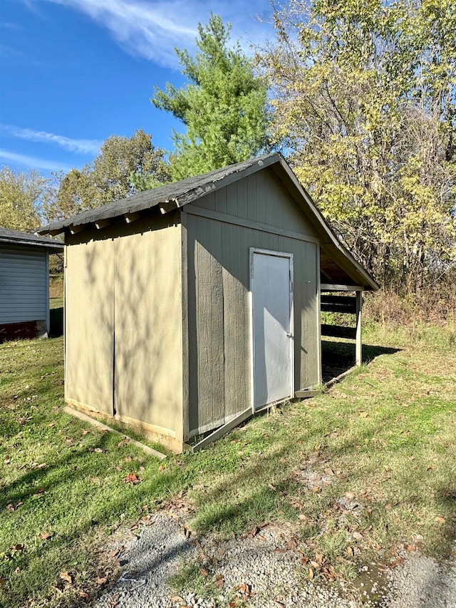 view of outdoor structure featuring a yard