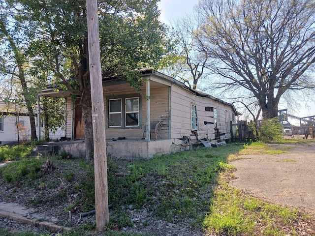 1327 Nicholas St, Memphis, TN 38107 - view of property exterior with covered porch