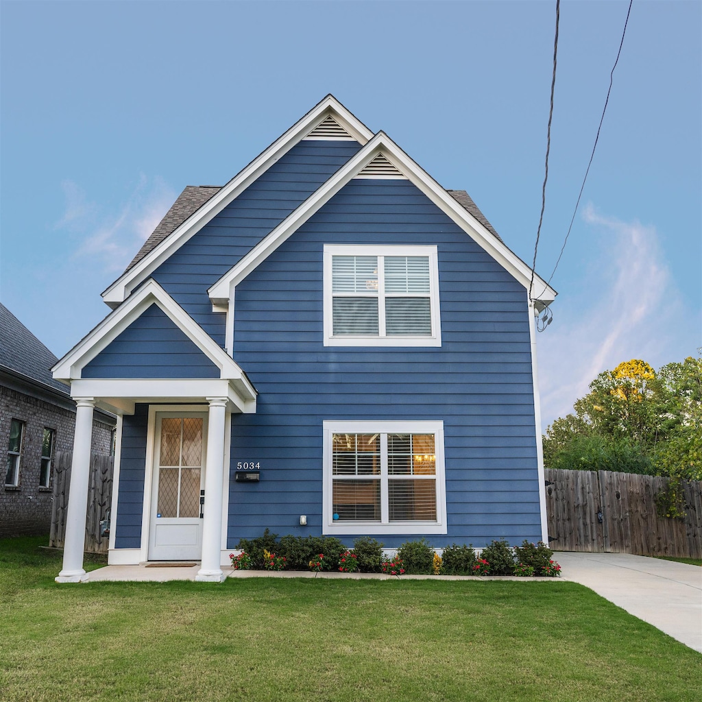 view of front facade with a front lawn